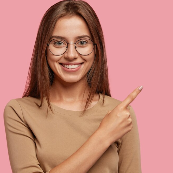 mulher de oculos sorrindo clinica perfecta vision